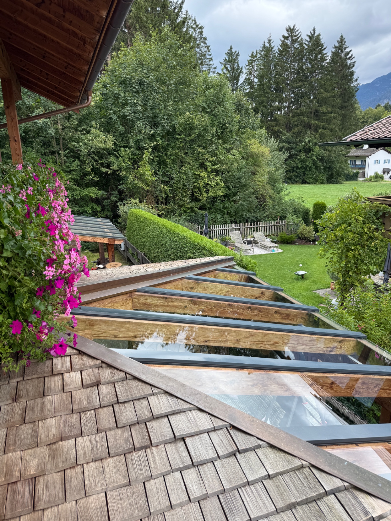 Mehrere Glasdächer in einer gepflegten Gartenanlage