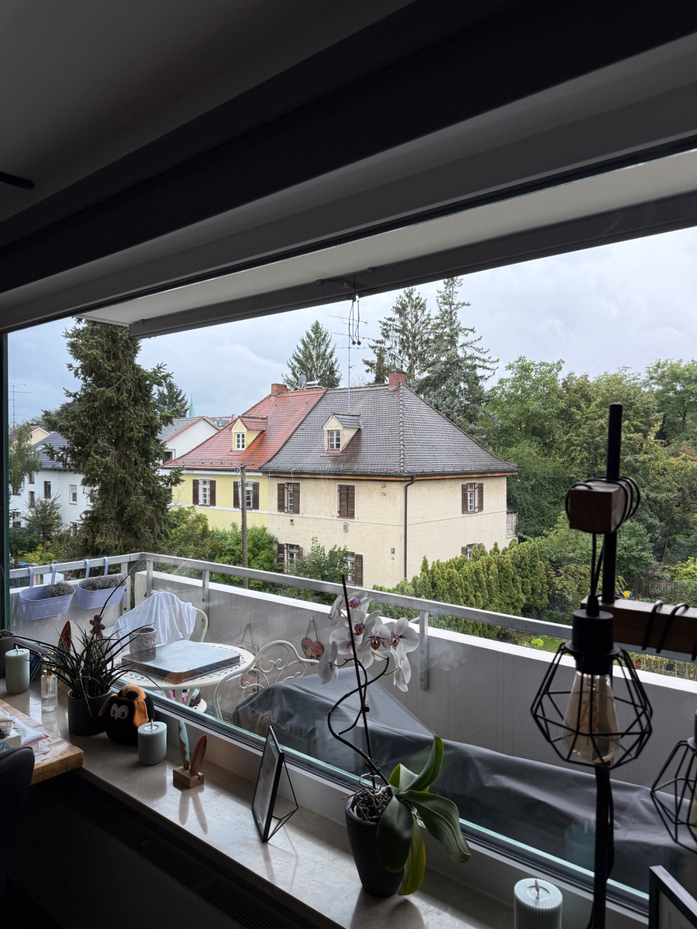 Streifenfrei gereinigte große Fensterfront von innen