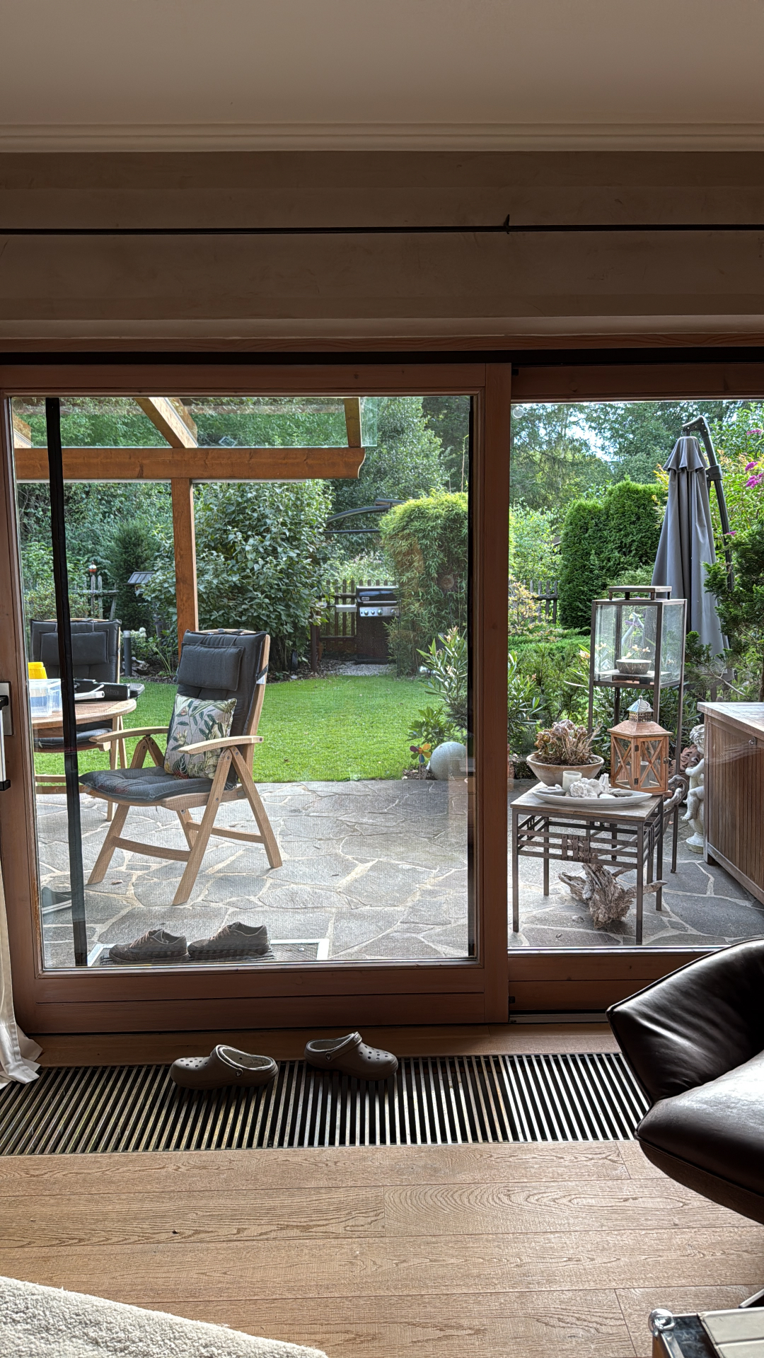 Sauber gereinigte große Glas- und Terrassentür mit Blick in den Garten