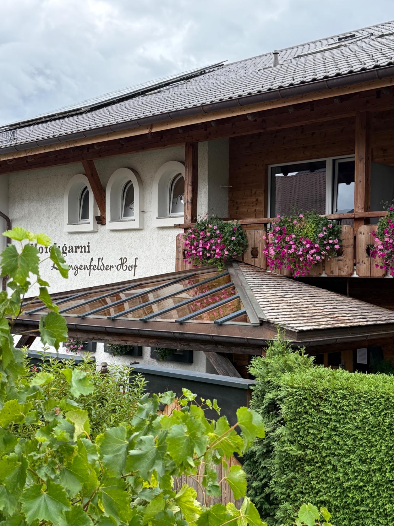 Großes Glasvordach über einer Terrasse