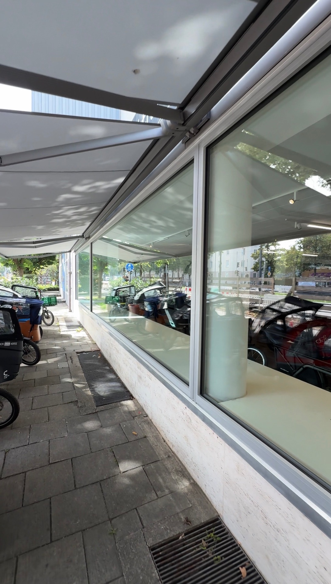 Gereinigte Schaufensterfront eines Fahrradgeschäfts von außen