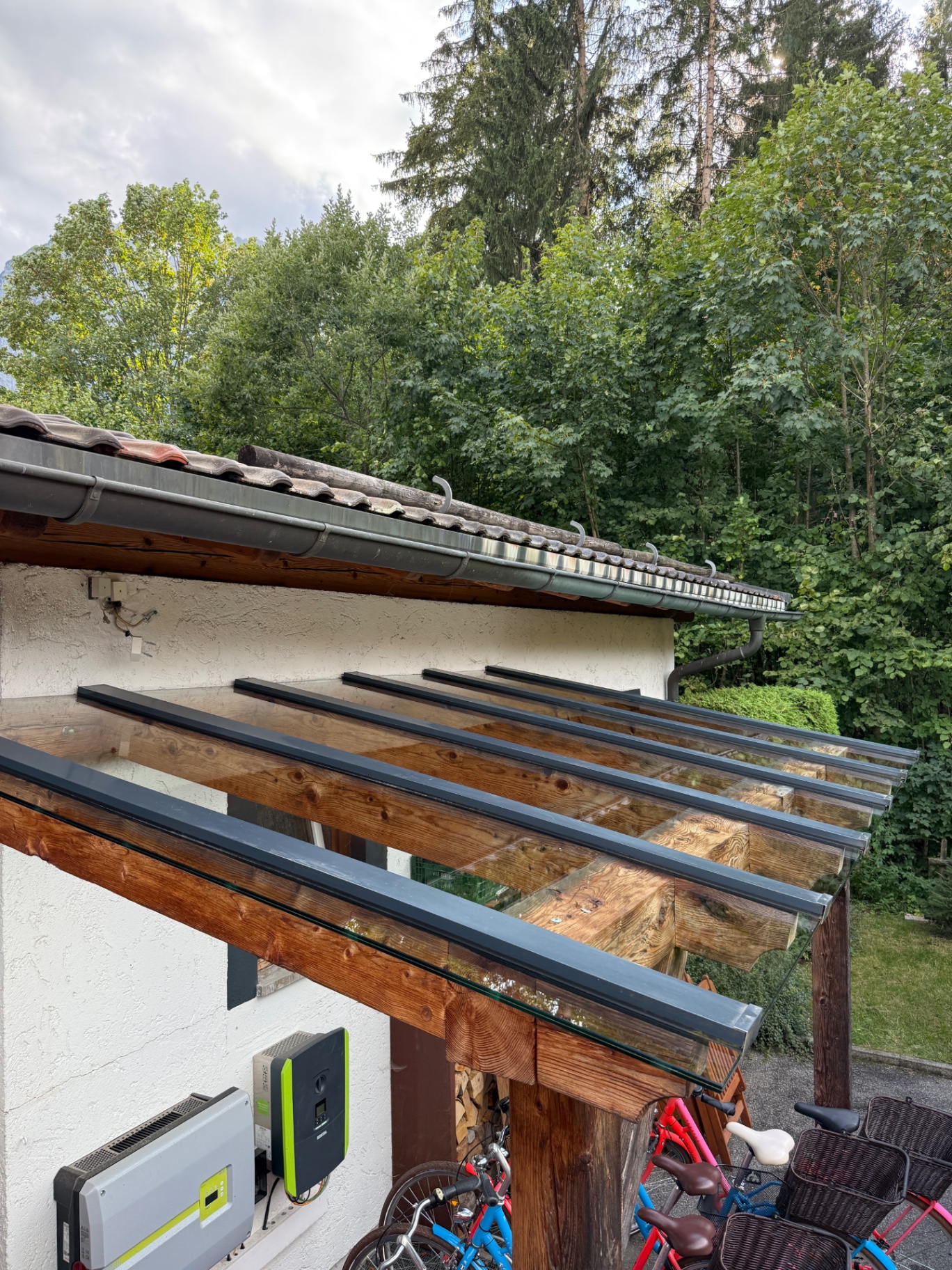 Holz-Glas-Vordach an einem Wohnhaus