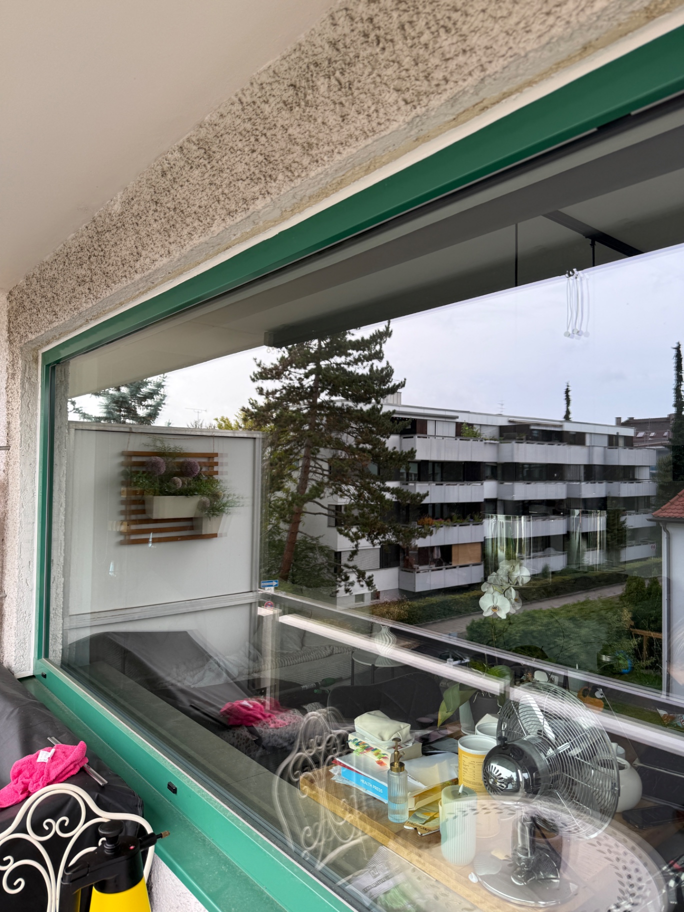 Glasreinigung an einer großen Balkon- und Fensterfront